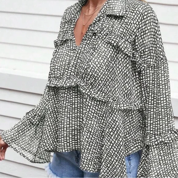 Stylish Black and White Women's Top - Picture 2 of 6